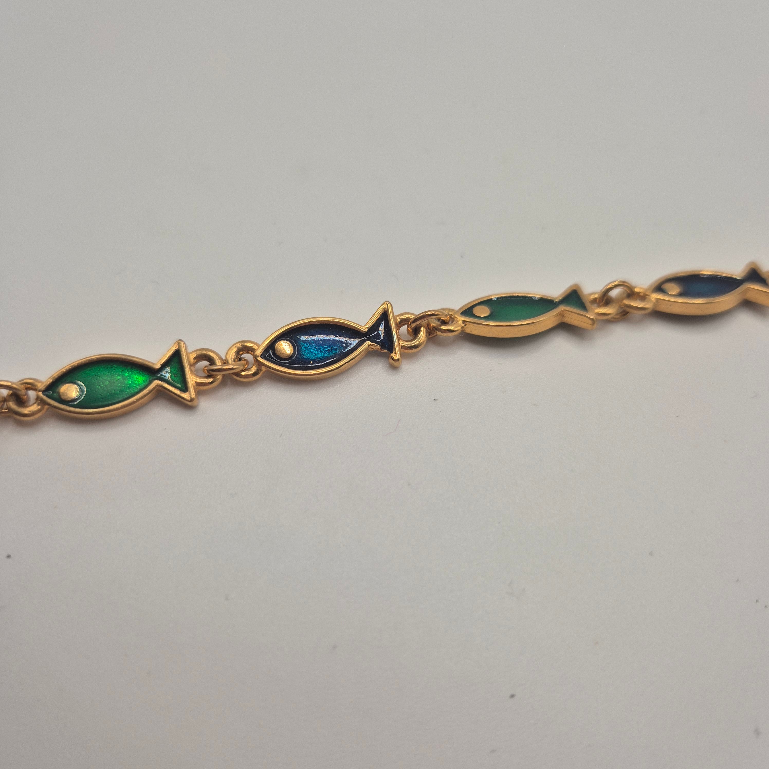 Goldenes Vintage Armband mit grünen blauen Emaille-Fischen 70er Jahre