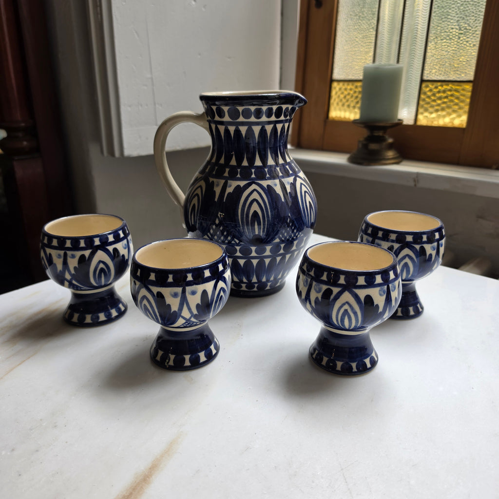 Vintage Keramik Wasser-Set - Saft-Set - Krug mit 4 Kelchen - Bechern - Blau-Weiß Handgemalt