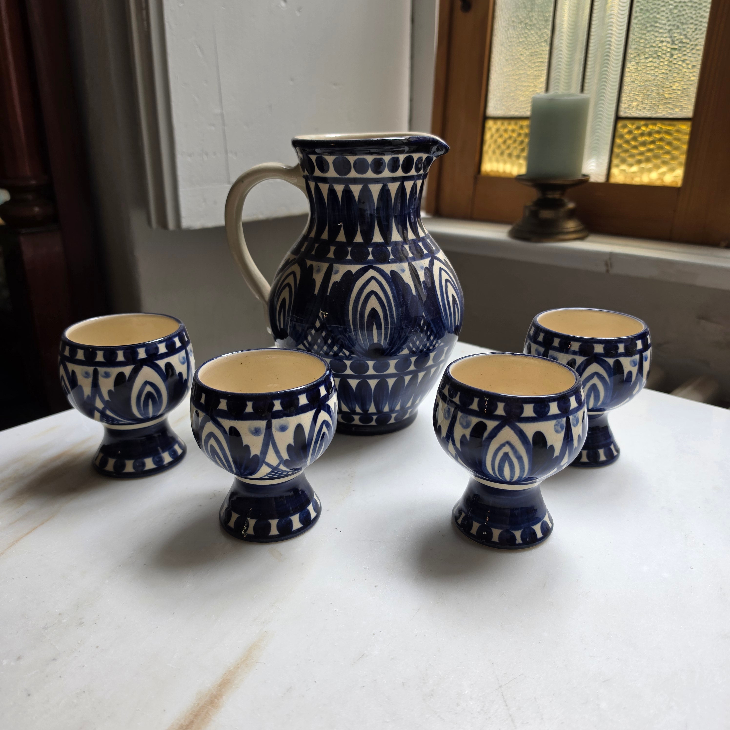 Vintage Keramik Wasser-Set - Saft-Set - Krug mit 4 Kelchen - Bechern - Blau-Weiß Handgemalt