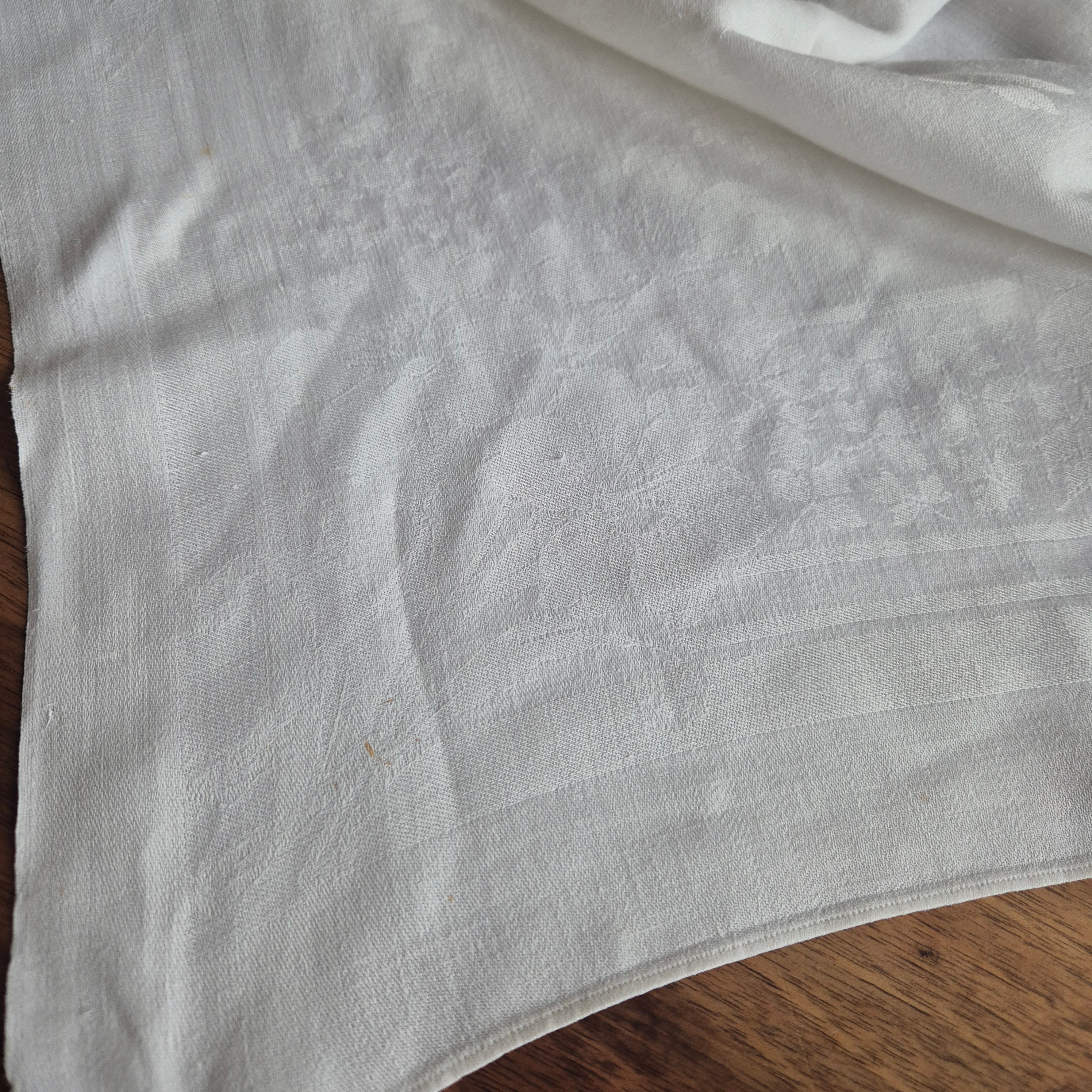 Vintage Tischdecke weiß 129x131cm Damast weiß Minimale Stockflecken