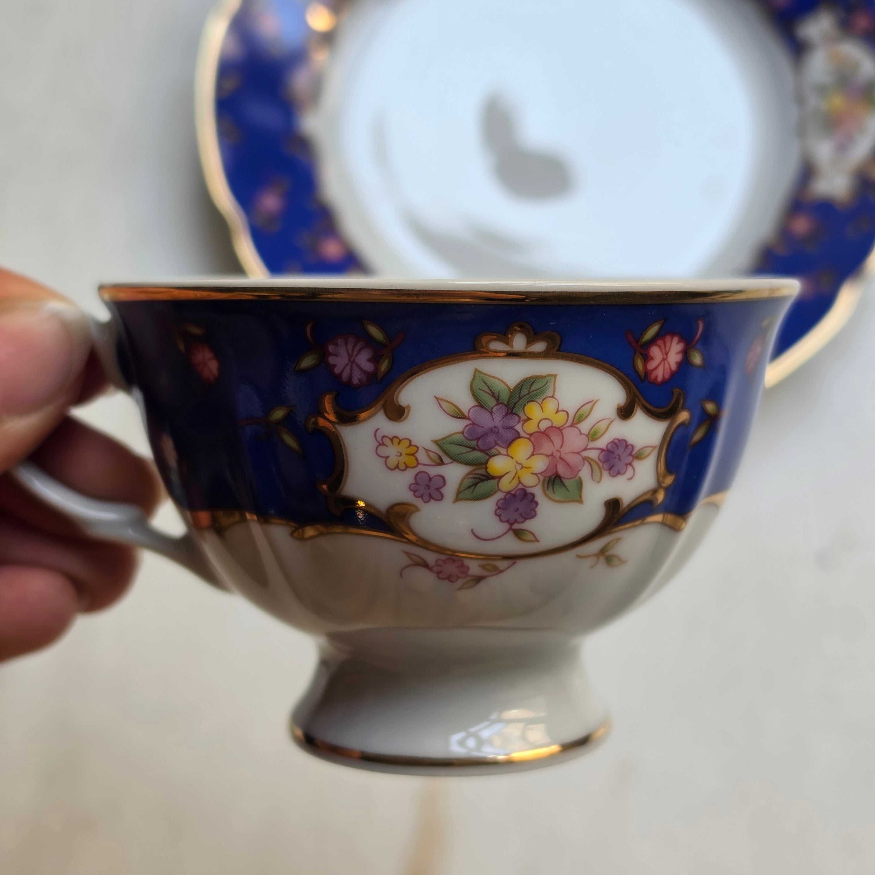 Vintage Porzellan Gedeck 3-teilig „Sissy“ von MF Design – Kobaltblau mit Golddekor & Blumenbukett