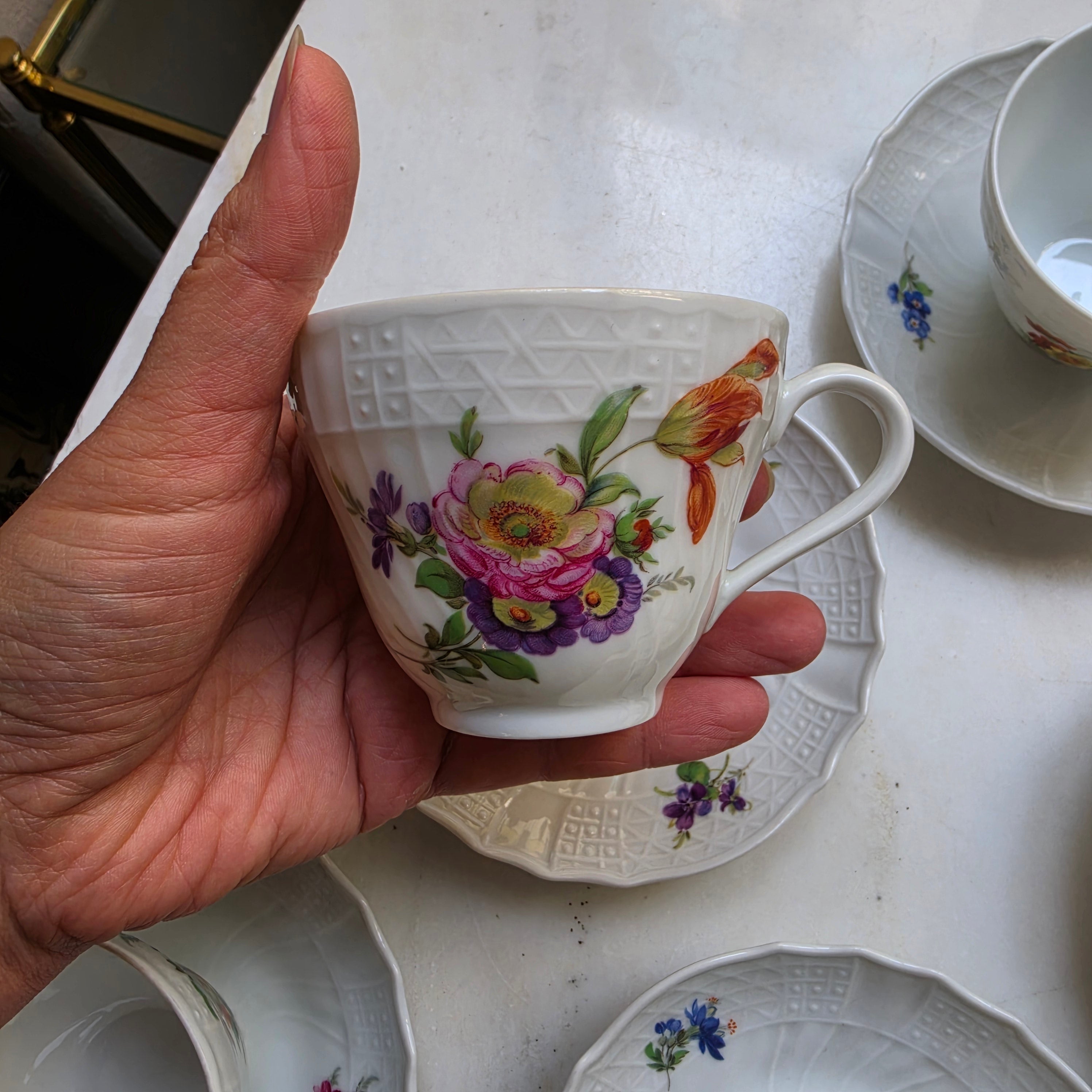 6x Antike Hutschenreuther Porzellan Tassen mit Untertassen mit Blumenmotiv Reliefrand Tee Kaffee