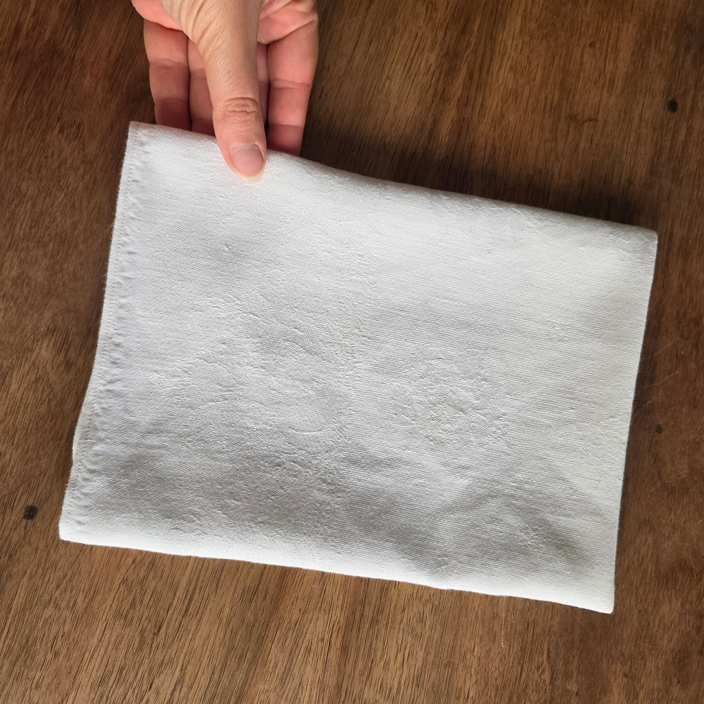 Edle Damast-Serviette / Mundtuch mit dezentem Blütenmuster – Klassische Eleganz in Weiß - 52x54cm