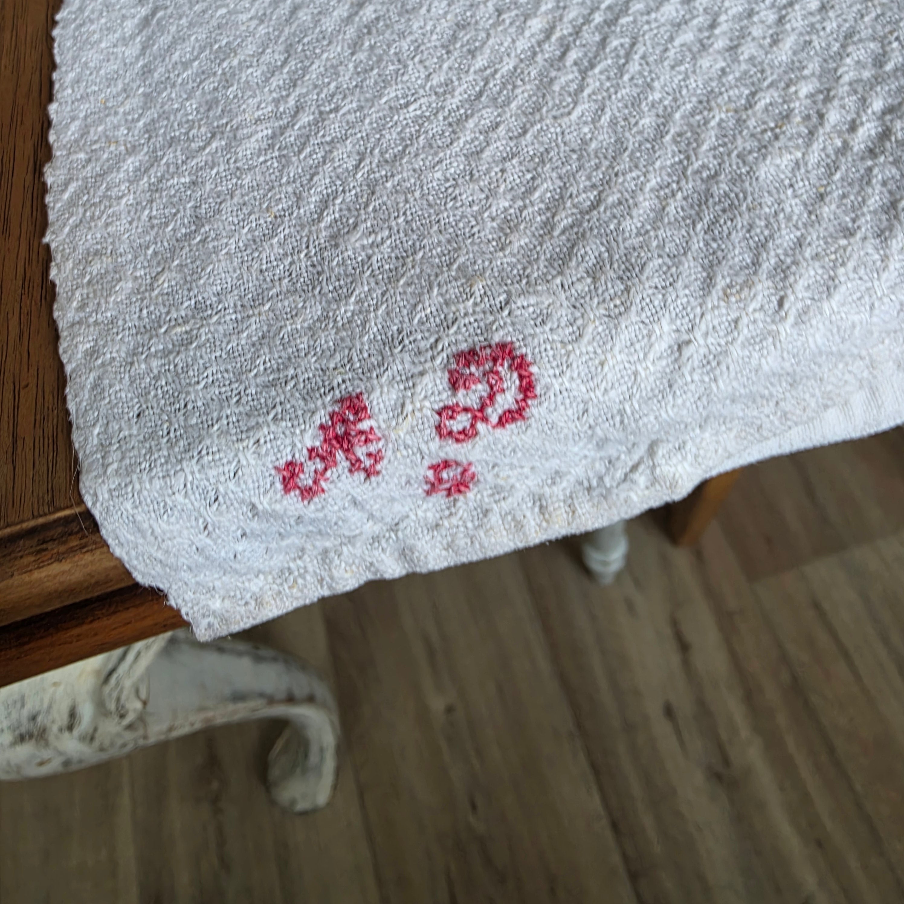 Handgewebter Vintage-Tischläufer aus Leinen mit Rosen-Monogramm 43x137cm