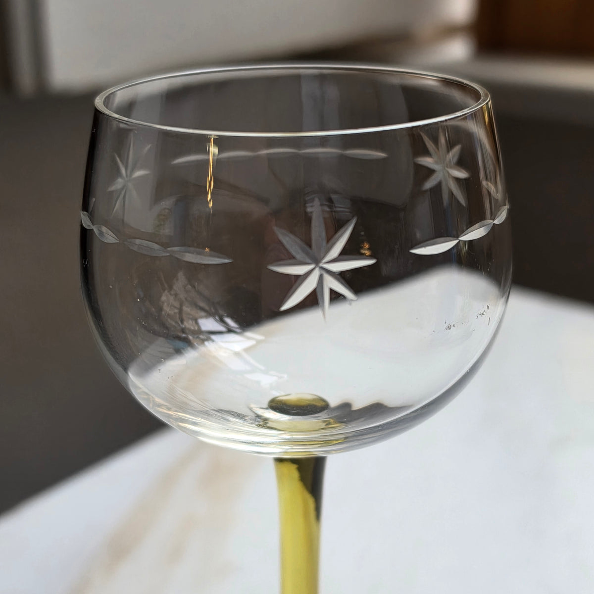 Vintage Römer Weinglas mit Sternenschliff – Oliven / Gelb-grüner Stiel – Mundgeblasen & Handgeschliffen