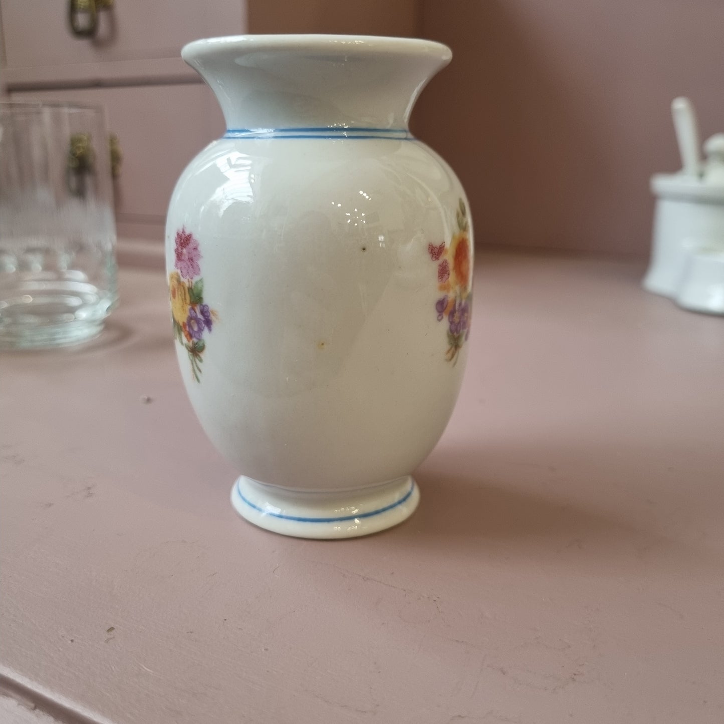 Antike mini Vase mit Blumenmalerei weiß