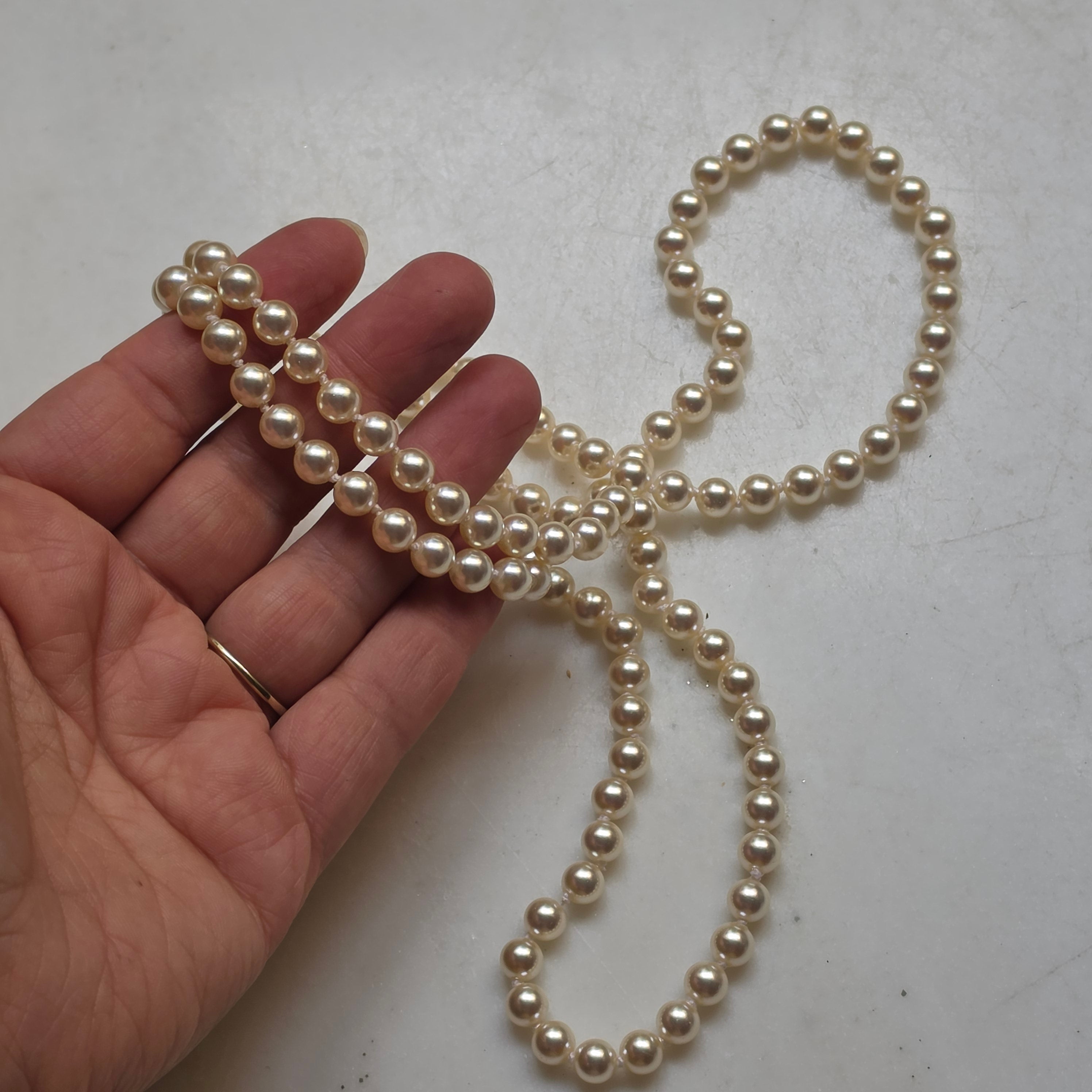 Klassische Kunstperlenkette mit warmem Schimmer – Vintage-Modeschmuck für jeden Tag