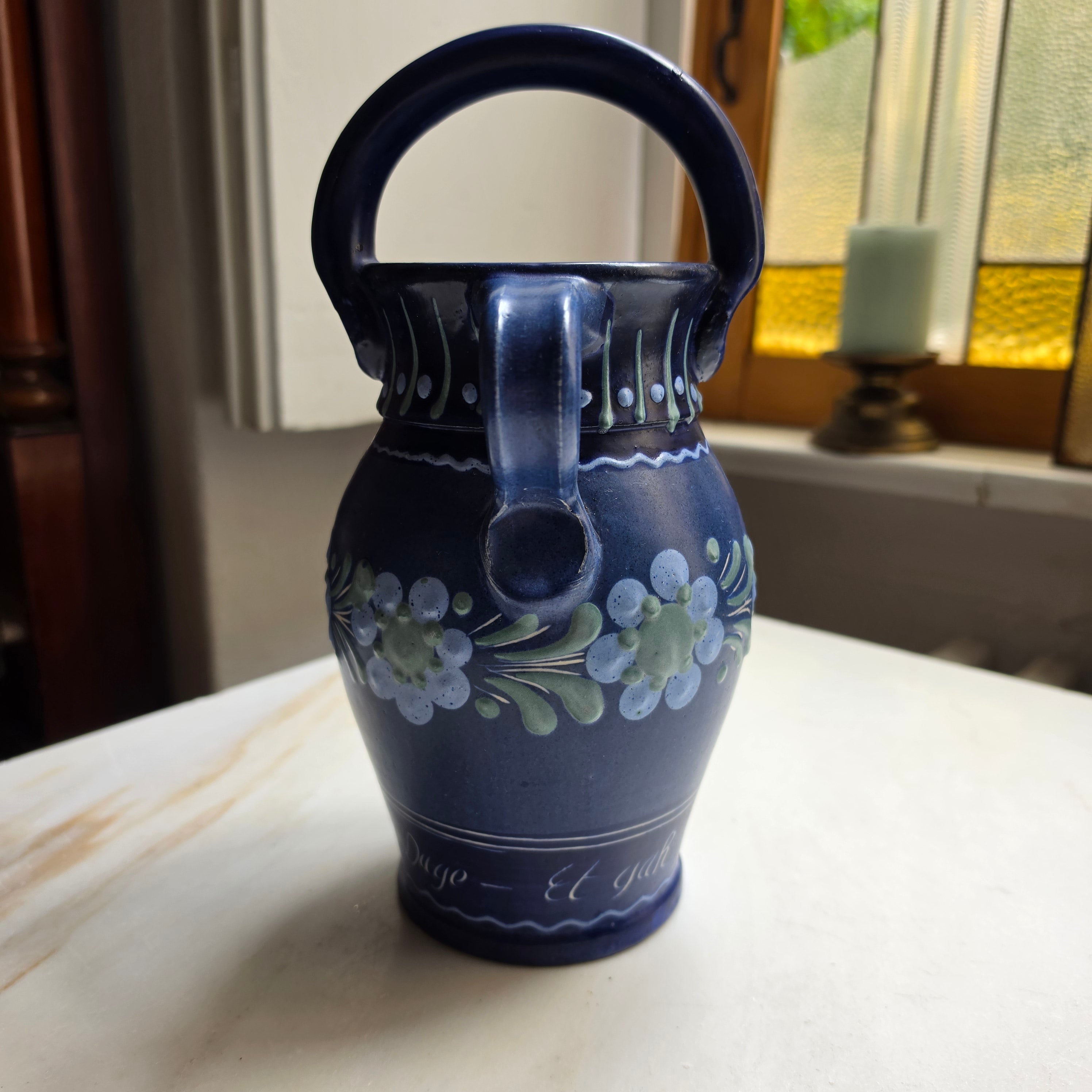 Antike wunderschöne blaue Vase mit Henkel Krug Handbemalt Blumen