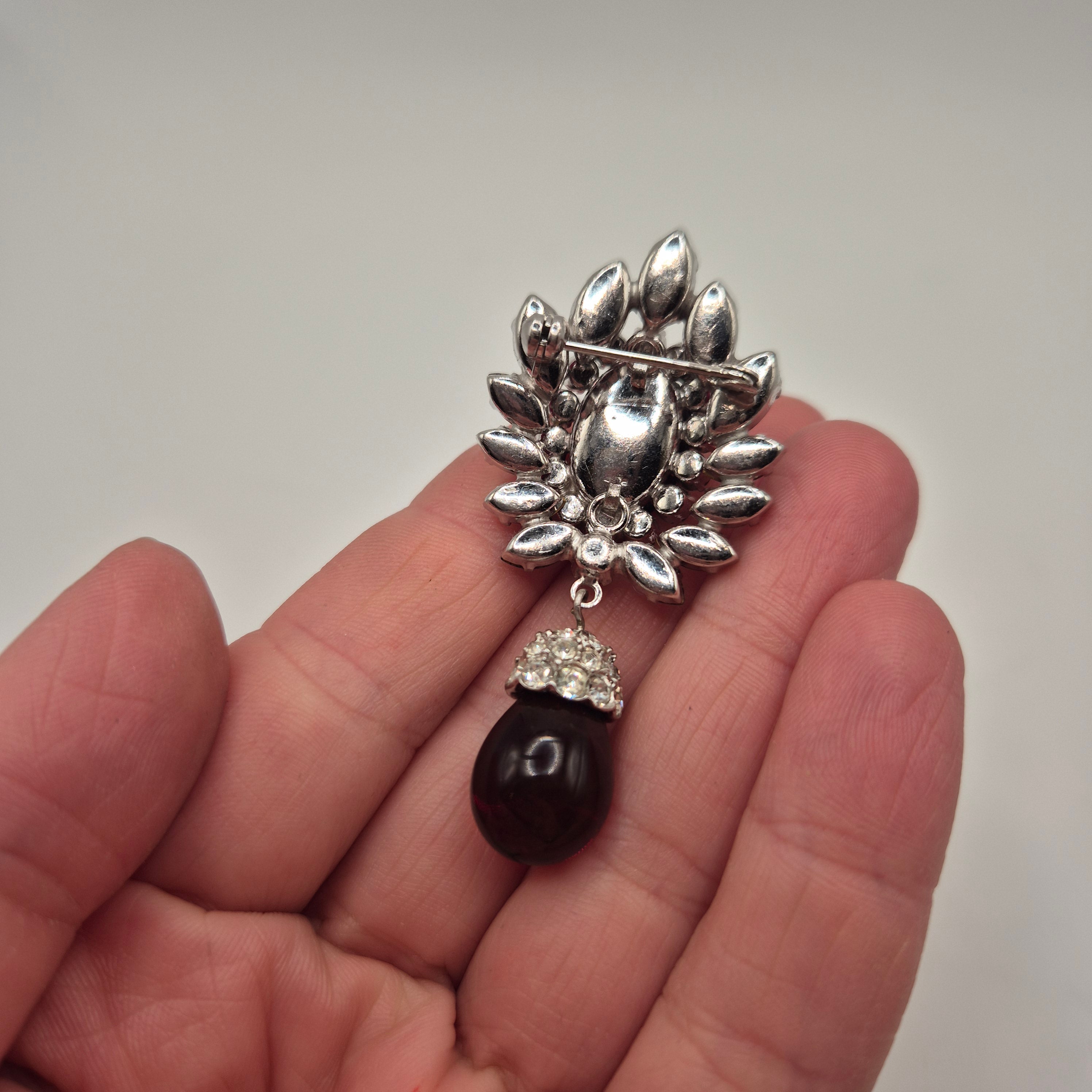 Weinrote Brosche aus den 90ern Modeschmuck "Träne"