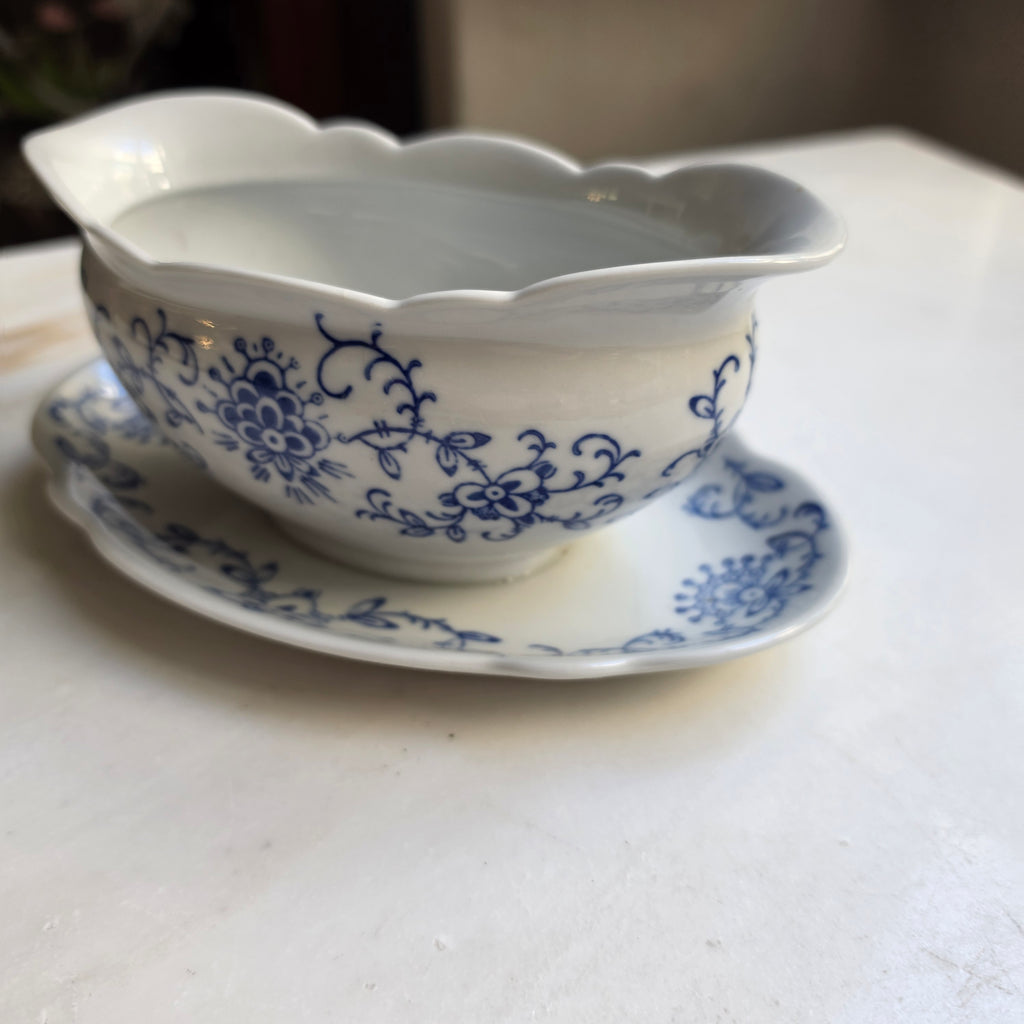Antike Sauciere blau weiß mit festem Unterteller Porzellan Kalk in Eisenberg/Thüringen