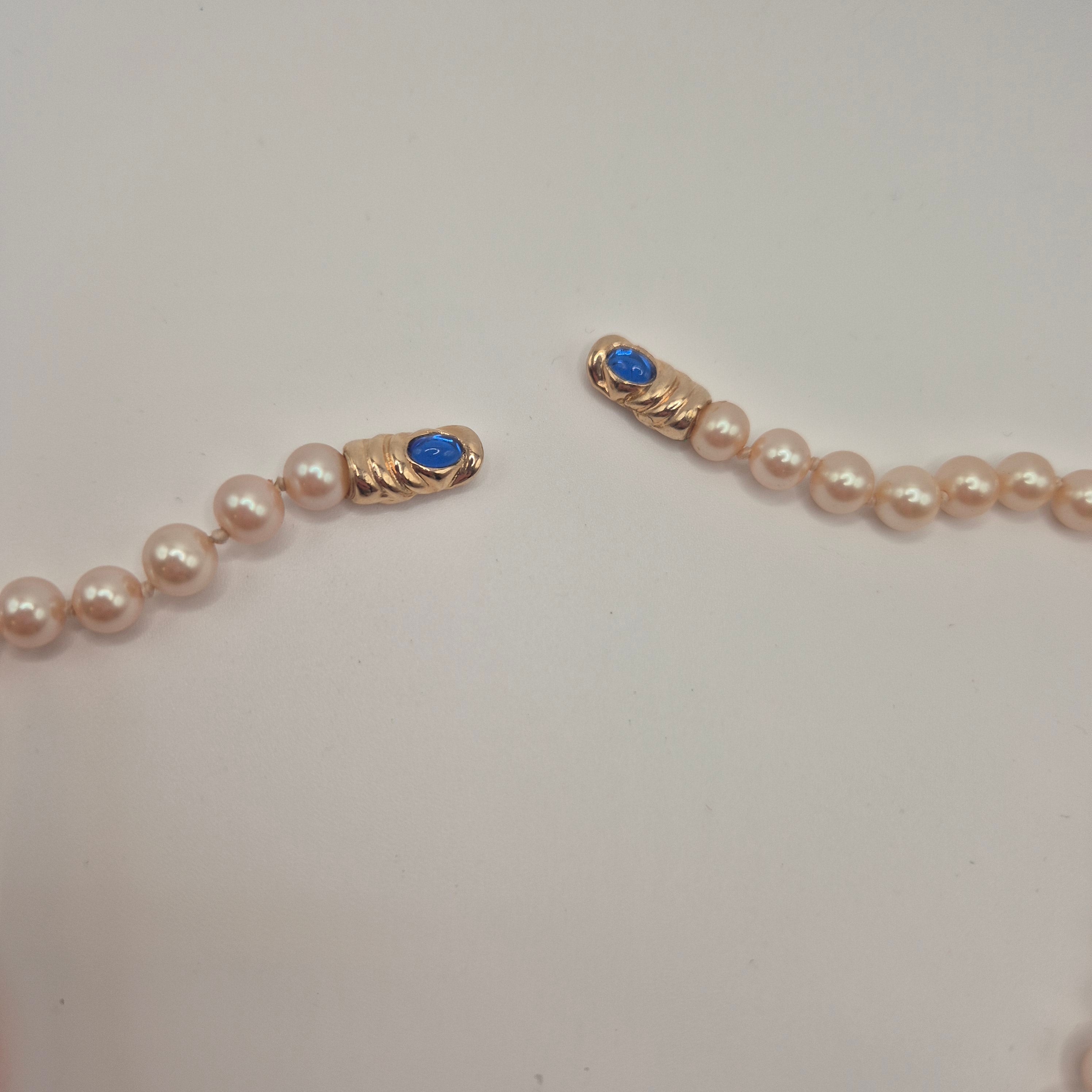 Elegante Modeschmuck-Perlenkette mit Saphir-Blauem Akzent