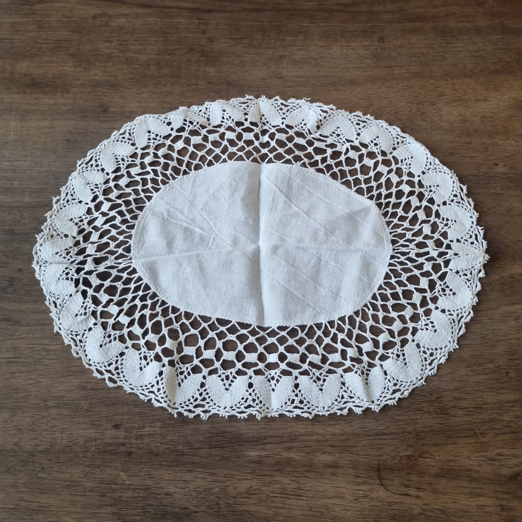 Antikes kleines ovales Zierdeckchen geklöppelt / gehäkelt 35cm weiß 🤍