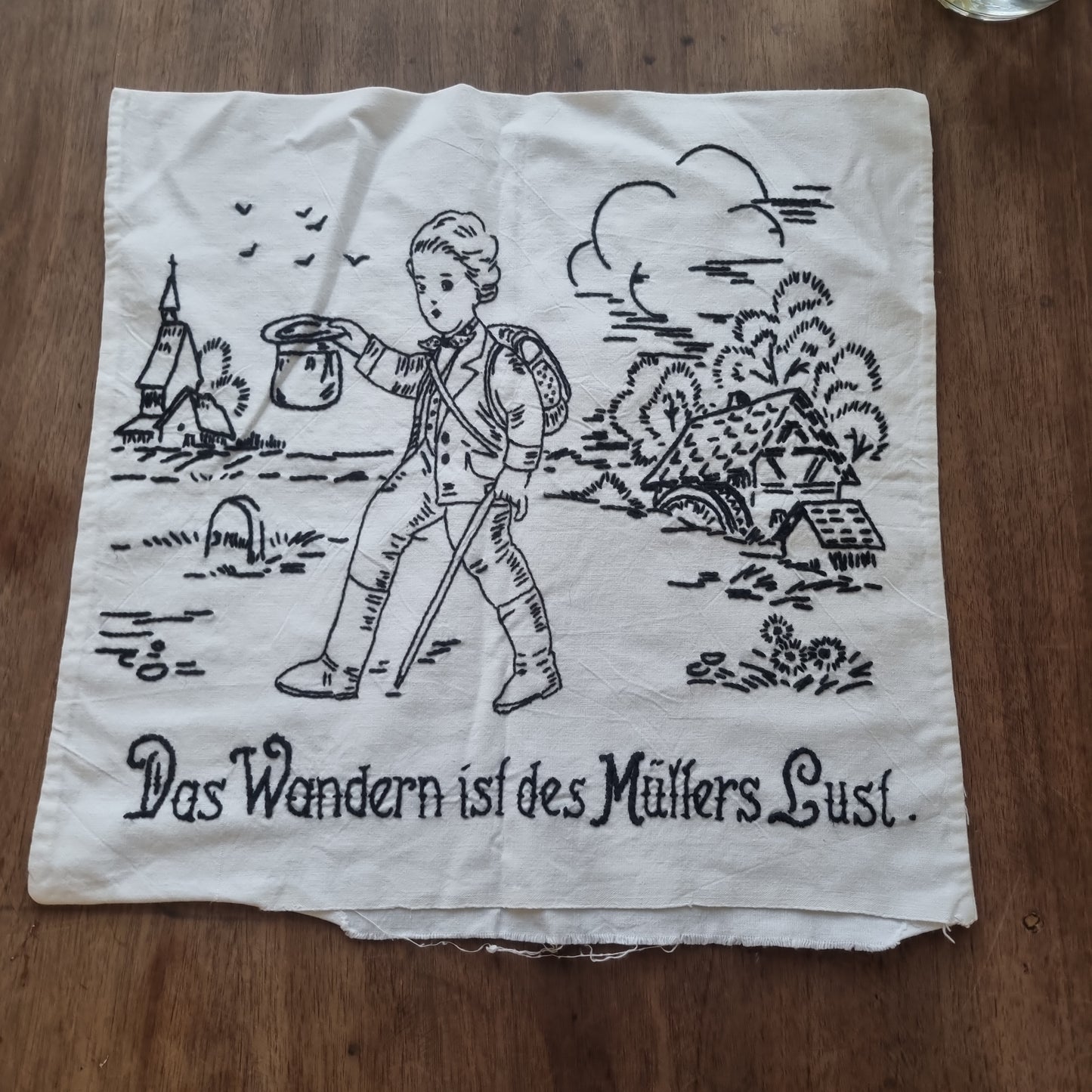 Handbestickte Kissenhülle weiß schwarz Spruch Das Wandern ist des Müllers Lust Vintage Antik Kissen Bezug