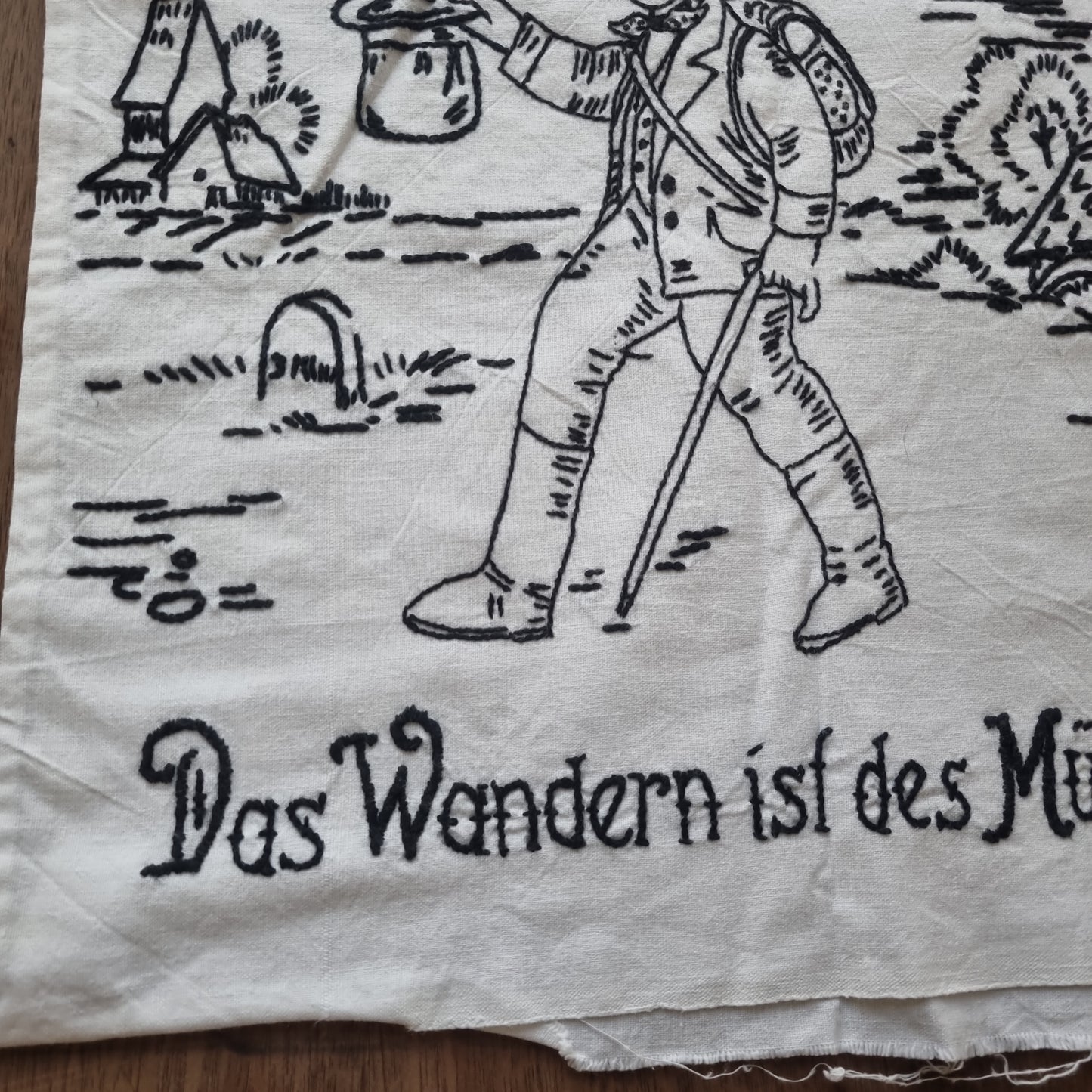 Handbestickte Kissenhülle weiß schwarz Spruch Das Wandern ist des Müllers Lust Vintage Antik Kissen Bezug