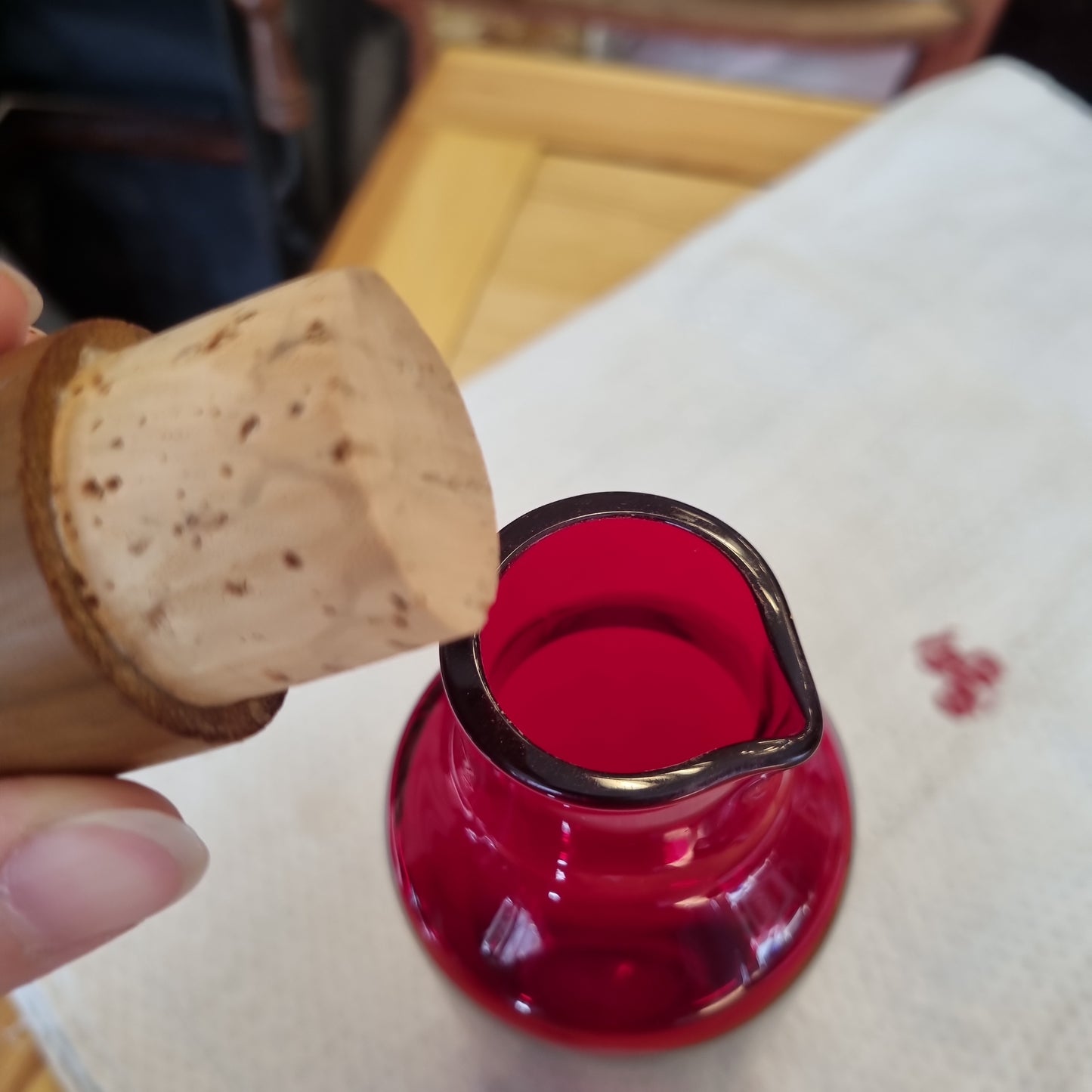 Rote Glas Karaffe Gefäß mit Holz Deckel Korken Wasser Wein Behälter Vintage