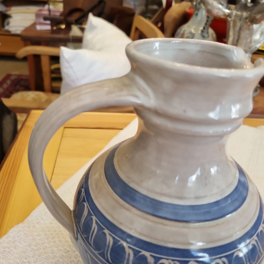 Alte Keramik Kanne Krug grau blau Midcentury