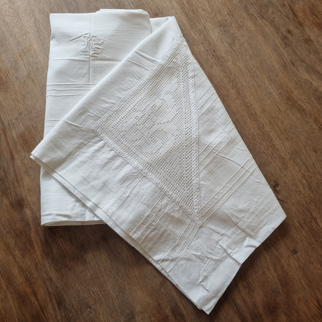 Antikes Bettlaken / Bettüberwurf Baumwolle mit Monogramm K.S. und Spitze 140x230cm weiß ♡