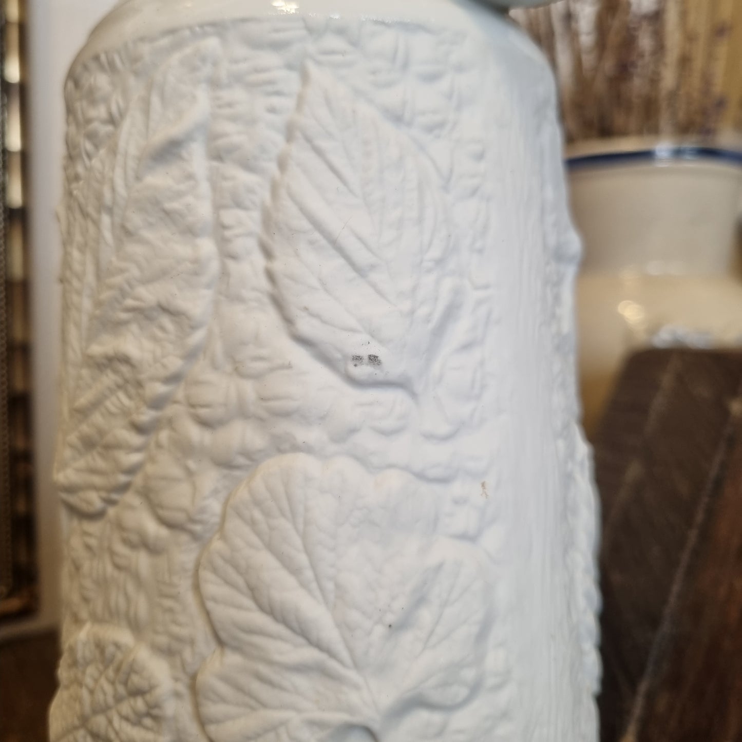 Schuhmann Arzberg Germany Porzellan Vase weiß Relief und Henkel