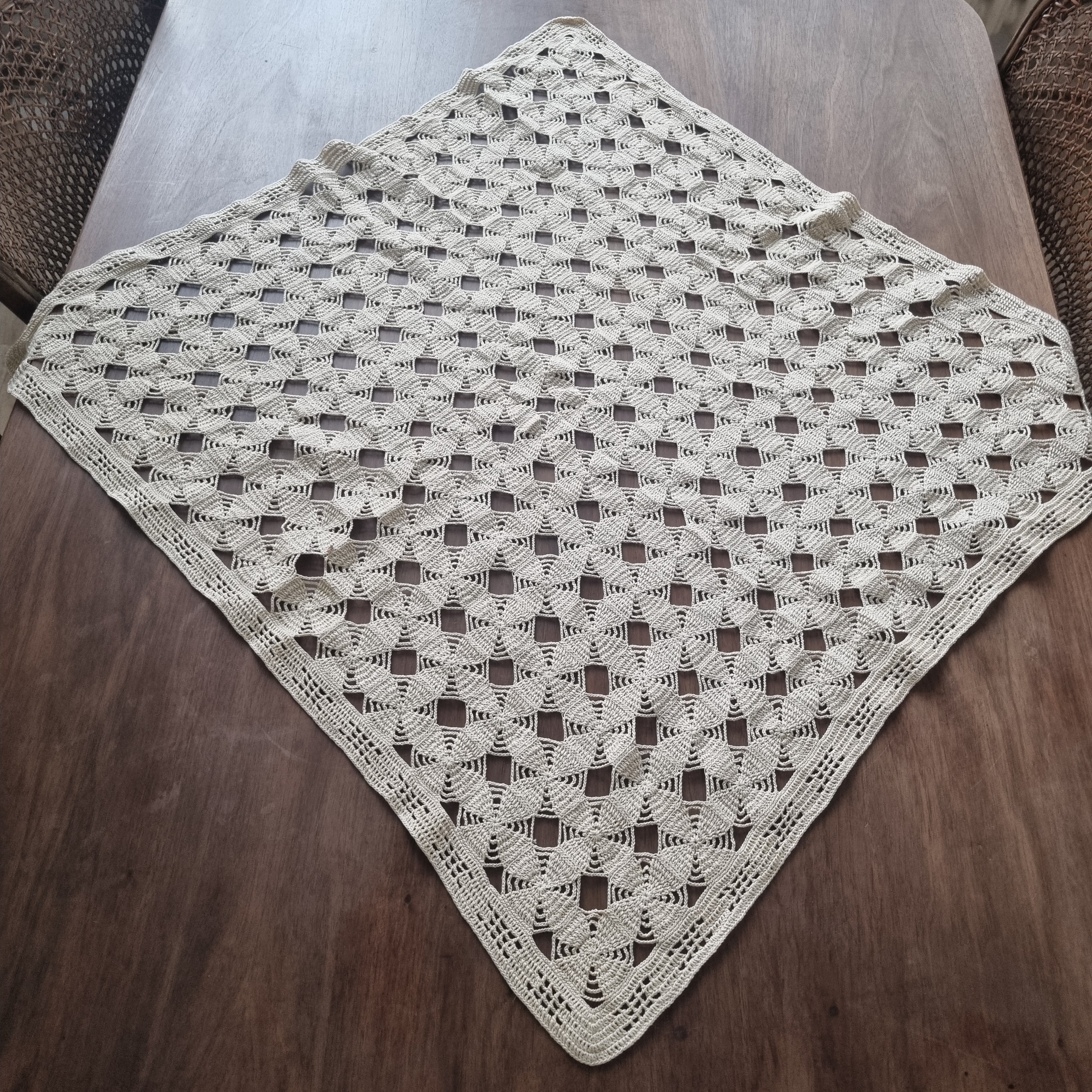Antike Handgemachte Baumwolle Tischdecke Mitteldecke gehäkelt/geklöppelt Beige 65x72cm Antike Handgemachte Tischdecke Mitteldecke Baumwolle Leinen 70x70cm 🤍