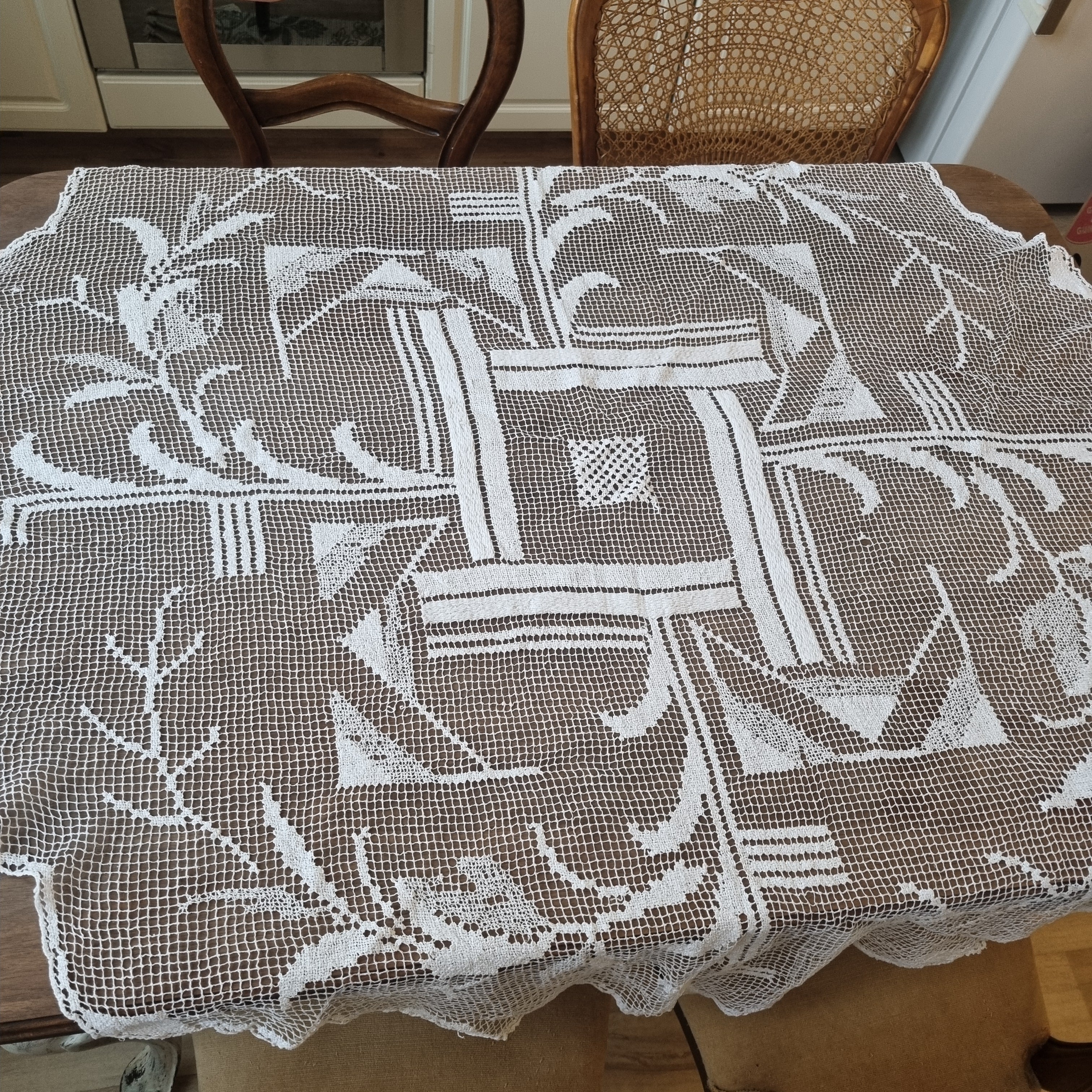 Antike runde Handgemachte Tischdecke geklöppelt gehäkelt 125x135cm weiß 🤍